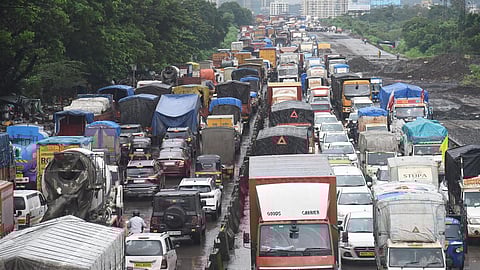 Mumbai Traffic : मुंबईत ठिकठिकाणी वाहतूककोंडी, नागरिक हैराण