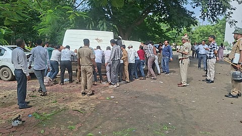 नंदूरबारमध्ये मोर्चाला हिंसक वळण; गाड्यांची तोडफोड, पोलिसांकडून आंदोलकांवर सौम्य लाठीमार