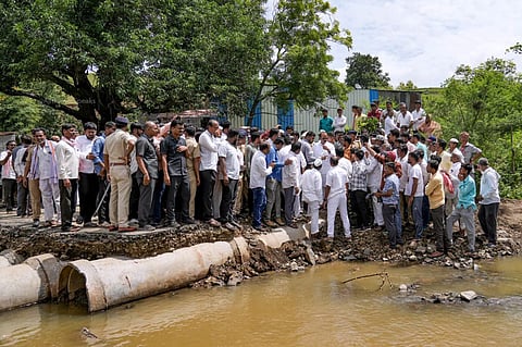 पूरग्रस्तांच्या मदतीसाठी राजपत्रित अधिकाऱ्यांचा पुढाकार; दीड लाख अधिकारी देणार एक दिवसाचे वेतन