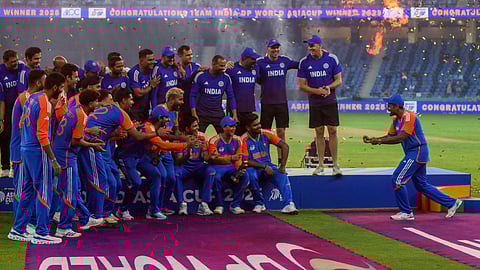 ट्रॉफीवरून राडा! आशियाई विजेता भारतीय संघ चषकाविनाच मायदेशी; पाकचे मंत्री मोहसीन नक्वींकडून करंडक स्वीकारण्यास नकार