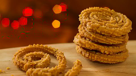 Diwali Faral : चकली बनवल्यावर लगेच मऊ होते? स्टेप-बाय-स्टेप सोपी रेसिपी; गृहीणींसाठी खास टिप्स