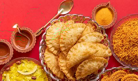 Diwali Special : करंजी फुटतेय तेलात? नाराज होऊ नका; 'या' सोप्या टिप्स बनवतील खुसखुशीत करंजी!