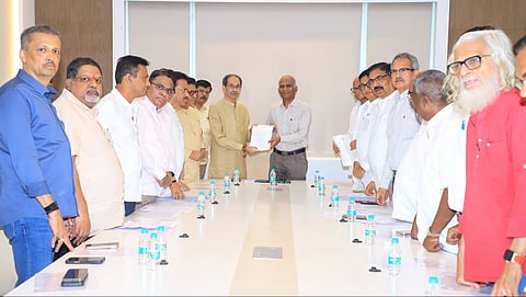 वडिलांपेक्षा मुलगा वयाने मोठा कसा? सर्वपक्षीय शिष्टमंडळाची निवडणूक आयोगासमोर प्रश्नांची सरबत्ती, राज ठाकरेंच्या प्रश्नांनी वेधले लक्ष