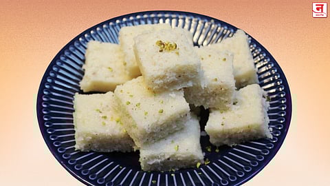 Diwali Special : दिवाळीत घरीच बनवा 'नारळ बर्फी'; आताच नोट करून घ्या रेसिपी 