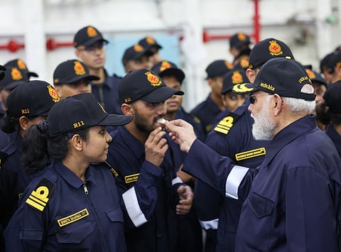 ‘INS विक्रांत’ने पाकची झोप उडवली! नौदल कर्मचाऱ्यांबरोबर दिवाळी साजरी करीत मोदींनी केले नौदलाचे कौतुक 