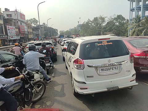 वाहतूककोंडीने नवी मुंबईकर हैराण; वाहनांच्या संख्येत वाढ झाल्याने नियोजन कोलमडले