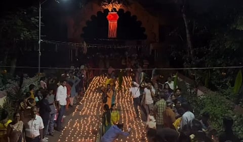 वसई दुर्ग दीपोत्सव उत्साहात साजरा; १०० मशालींनी उजळला ऐतिहासिक वसई किल्ला