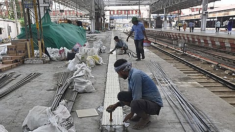 ठाणे स्थानकाच्या विस्तारीकरणाला प्रारंभ; १५ डब्यांच्या लोकलसाठी फलाटांची लांबी वाढविण्याचे काम युद्धपातळीवर सुरू