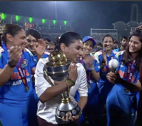 माजी कर्णधार मिताली राज हिनेही वर्ल्डकप हातात घेऊन जल्लोष केला. यावेळी सध्याची कर्णधार हरमनप्रीत आणि अन्य खेळाडूही उपस्थित होते. 