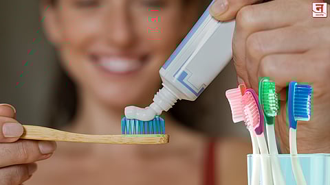 दररोज तोच टूथब्रश वापरताय? सावध रहा! डॉक्टरांनी दिला इशारा