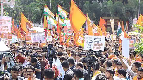 सत्याच्या मोर्चात असत्याचाच बोलबाला