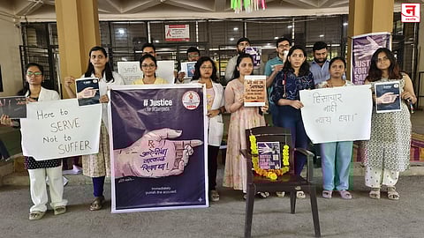 फलटण येथील डॉ संपदा मुंडे आत्महत्या प्रकरणी कळवा रुग्णालयातील डॉक्टरांचे एक दिवस काम बंद आंदोलन