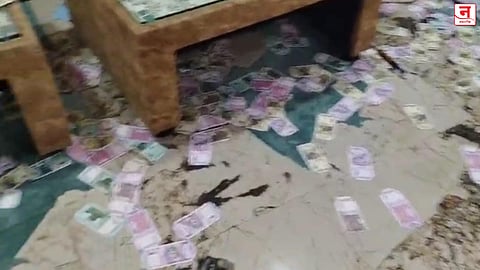 बारबालांवर आंबट शौकिनांनी उडवलेल्या नोटांचा पडलेला खच 