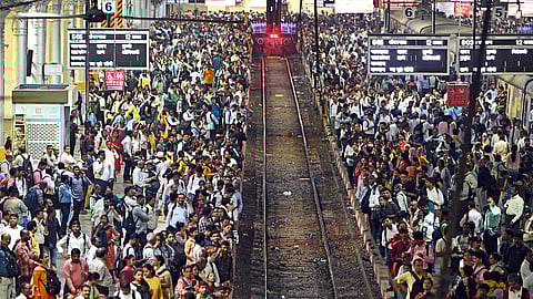 रेल्वे कर्मचाऱ्यांवर अत्यावश्यक सेवा कायद्यांतर्गत कारवाई करा! प्रवासी संघटनांची मागणी