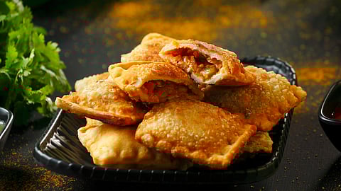 झटपट आणि हेल्दी! मुलांसाठी बनवा ब्रेड पिझ्झा पॉकेट्स