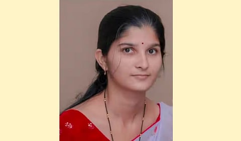 बार्शीत धक्कादायक घटना; आईने घेतला गळफास, १४ महिन्याच्या चिमुकल्यालाही दिलं विष, बाळाची प्रकृती गंभीर