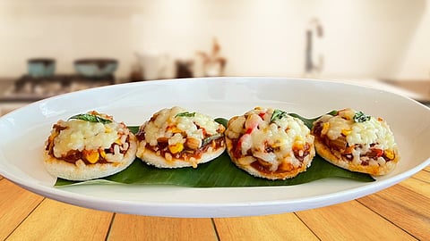 ब्रेकफास्टला काहीतरी हटके हवंय? 'इडली पिझ्झा' नक्की ट्राय करा!