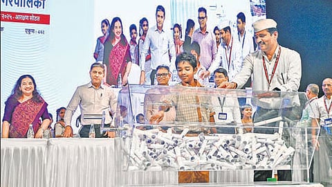 Mumbai : कार्यकर्त्यांचा जल्लोष आणि सन्नाटा! माजी नगरसेवक लागले तिकीट मिळवण्याच्या कामाला