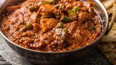 अचानक पाहुणे आले तरी चिंता नको! बनवा रेस्टॉरंटसारखी चमचमीत व्हेज कोल्हापुरी; लगेचच नोट करून घ्या सोपी रेसिपी