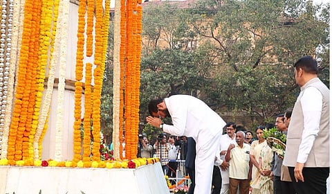 शिंदे आणि फडणवीस यांच्यात शीतयुद्ध सुरूच; अभिवादनासाठी एकत्र, पण दुरावा कायम 