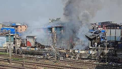 Dharavi : माहीम रेल्वे स्थानकाजवळ भीषण आग; हार्बर लाईनवरील वाहतूक ठप्प | Video