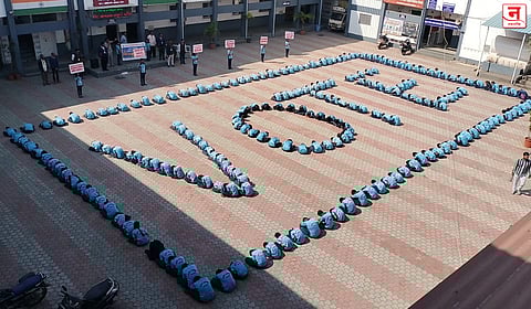 कराडमध्ये मानवी साखळीतून 'VOTE' शब्दाची रचना; ५०० विद्यार्थ्यांचा मतदान जागृतीत अनोखा सहभाग