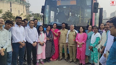 एनएमएमटी कंडक्टरला प्रवाशांनी दिला हृद्य निरोप