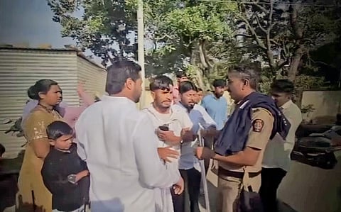 बुलढाण्याचे आमदार संजय गायकवाडांच्या मुलाने पोलिसांशी हुज्जत घालून बोगस मतदाराला पळवून लावले; Video शेअर करत विरोधकांचा गंभीर आरोप