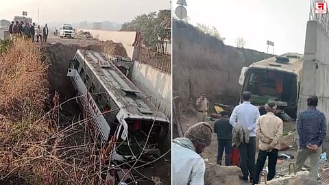 पिंपळगावस्थित विद्यार्थ्यांच्या सहलीच्या बसचा भीषण अपघात; गाडी २० फूट दरीत कोसळली; २० जखमी, चार गंभीर