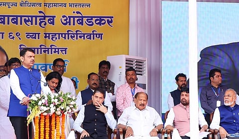 महापरिनिर्वाण दिनी मुख्यमंत्री देवेंद्र फडणवीस यांचे आंबेडकरांना अभिवादन