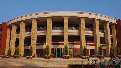 हिवाळी अधिवेशन ठरणार वादळी; संपूर्ण कर्जमाफी, भ्रष्टाचार, मतचोरीवरून सरकारला विरोधक घेरणार