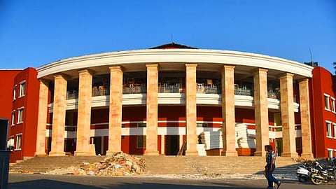 आहे विरोधी पक्ष तरी..