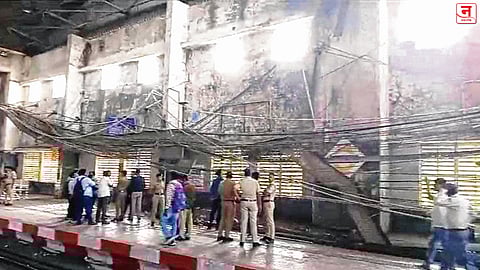 घणसोली स्थानकात पंख्यासह लोखंडी फ्रेम कोसळली