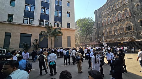 मुंबई उच्च न्यायालयाला बॉम्बची धमकी; २ तास कामकाज ठप्प, सुरक्षा यंत्रणा अलर्ट मोडवर 