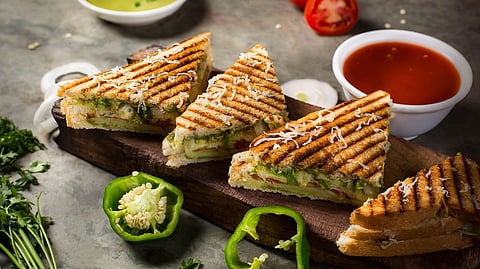 हेल्दी अन् टेस्टी दोन्ही हवंय? फक्त १५ मिनिटांत बनवा सुपर-टेस्टी व्हेज सँडविच