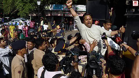 विहिंप, बजरंग दलची जोरदार निदर्शने; हिंदू युवकाच्या हत्येच्या निषेधार्थ बांगलादेशच्या उच्चायुक्तालयाबाहेर आंदोलन