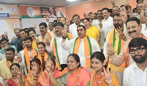 नाशिकमध्ये भाजप निष्ठावंतांनी गिरीश महाजनांना घेरले