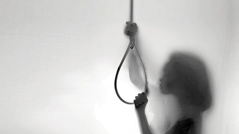 मुरबाडमध्ये विद्यार्थिनीची गळफास घेऊन आत्महत्या; मुख्याध्यापक निलंबित