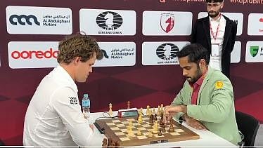 अर्जुन इरिगसीची कार्लसनवर मात; जागतिक ब्लिट्झ बुद्धिबळ स्पर्धेत अग्रस्थानी झेप