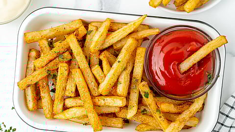 शाळेतून आल्यावर चटपटीत खाऊची फरमाइश?मुलांसाठी घरीच बनवा बटाट्याचे खुसखुशीत फ्रेंच फ्राईज