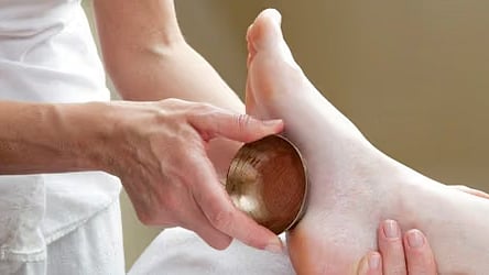 पायाच्या तळव्यांची सतत आग होतेय? काशाची वाटी देईल मिनिटांत आराम