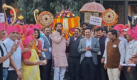 ९९ व्या साहित्य संमेलनाचा ध्वजारोहणाने शुभारंभ; राज्य पोलीस बँड पथकाने राष्ट्रगीत, राज्यगीत केले सादर 