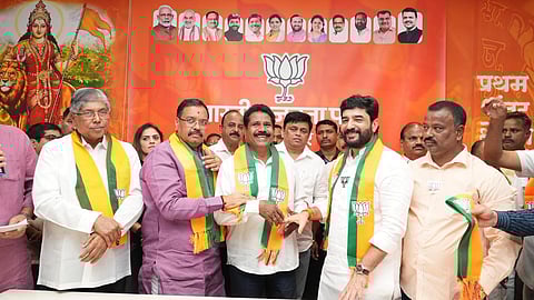 ठाकरेंना पुण्यात धक्का; कोथरूडमध्ये 'मशाल' विझली; अधिकृत उमेदवारांनीच केला भाजपमध्ये प्रवेश