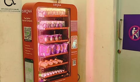 मेट्रो-१ स्थानकांवर सॅनिटरी पॅड व्हेंडिंग मशीनची सुविधा