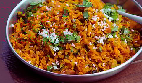 नाश्त्याला झटपट आणि चविष्ट पर्याय; नेहमीच्या पोह्यांपेक्षा बनवा खमंग 'मसाला पोहे'