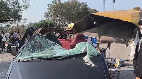 नंदूरबारमध्ये ट्रक-टॅक्सीची धडक ५ जण गंभीर जखमी