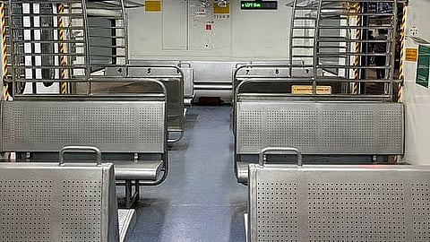 Mumbai : पहिली नॉन-एसी बंद दरवाजांची ट्रेन चाचणीसाठी सज्ज; प्रवाशांच्या सुरक्षेसाठी रेल्वेचा निर्णय, फोटोही आले समोर 