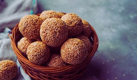 मकर संक्रांतीसाठी खास पारंपरिक तिळाचे लाडू कसे बनवायचे? जाणून घ्या सोपी रेसिपी