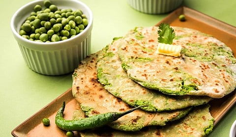 हिवाळ्यात नाश्त्यासाठी बनवा गरमागरम कोबी-मटार पराठे; जाणून घ्या रेसिपी 