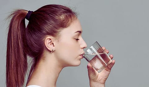 आरोग्यासाठी वरदान! गरम पाणी प्यायल्याने होतात 'हे' फायदे